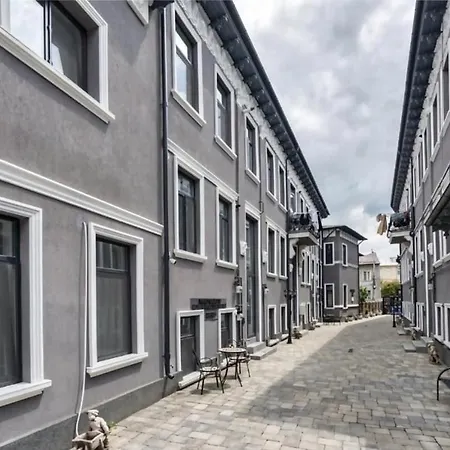 Charming In A Historic Courtyard 公寓 *